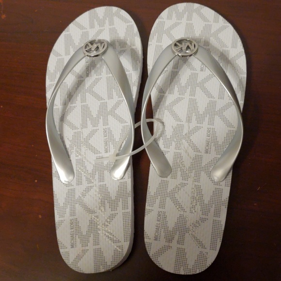🎁SOLD OUT💟 NWOT MICHAEL KORS FLIP FLOPS - Picture 3 of 8